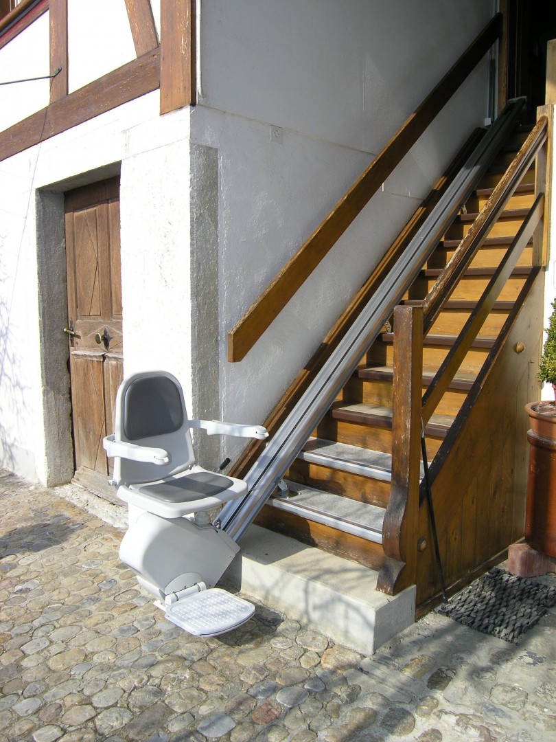 20-Treppenlift-schmaler-Laubenaufgang-aussen-Sitzlift-offen