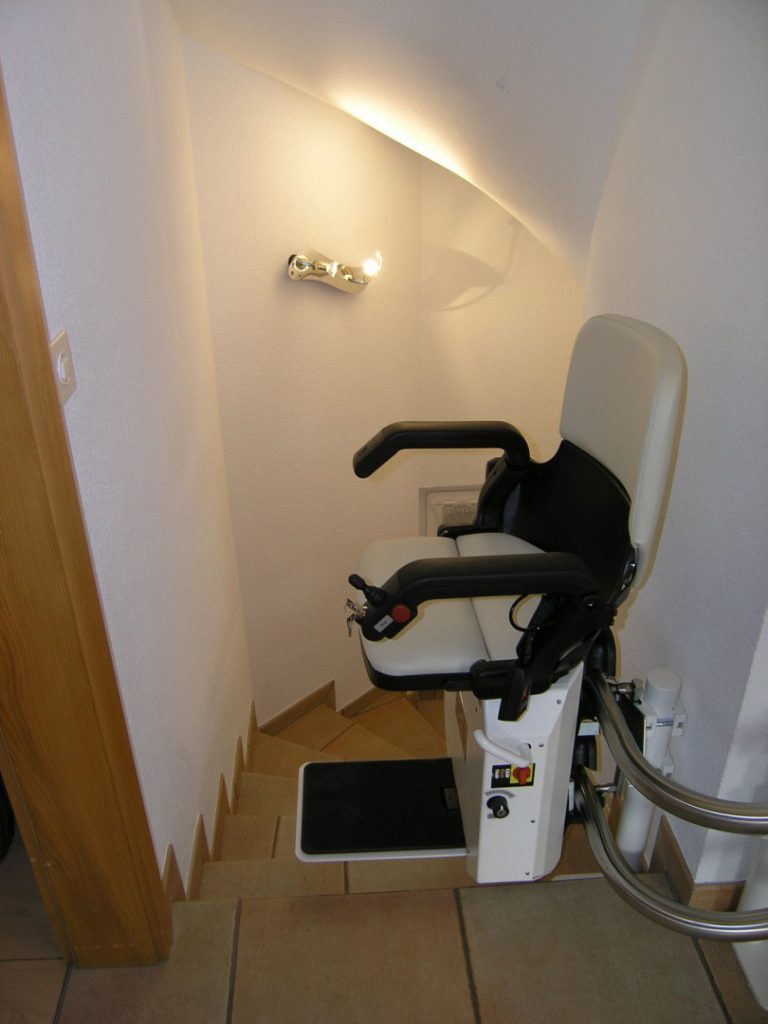 Treppenlift über mehrere Etagen, Sitzlift bei Ankunft an der Zwischenhaltestelle