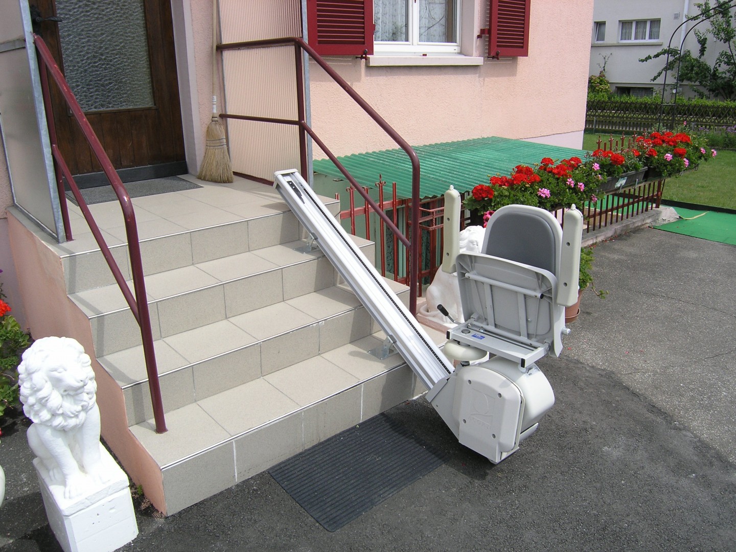 22-Treppenlift-4-Stufen-aussen-Sitzlift-geschlossen