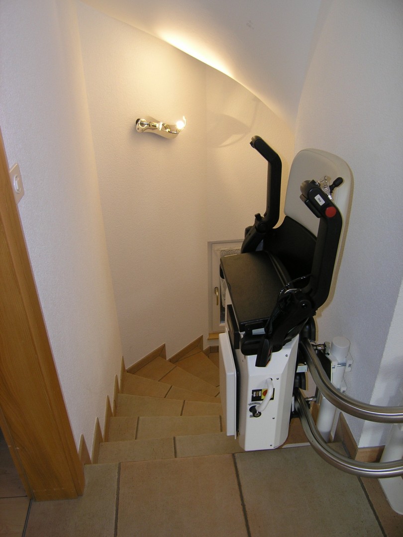 23-Treppenlift-3-Etagen-Sitzlift-Zwischenhaltestelle-zusammengeklappt Treppenlift über mehrere Etagen, Sitzlift an der Zwischenhaltestelle zusammengeklappt