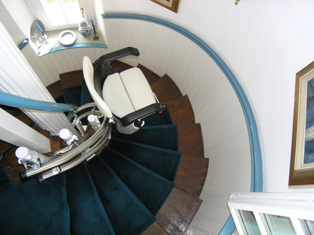 Treppenlift für Wendeltreppe, Sitzlift während der Fahrt