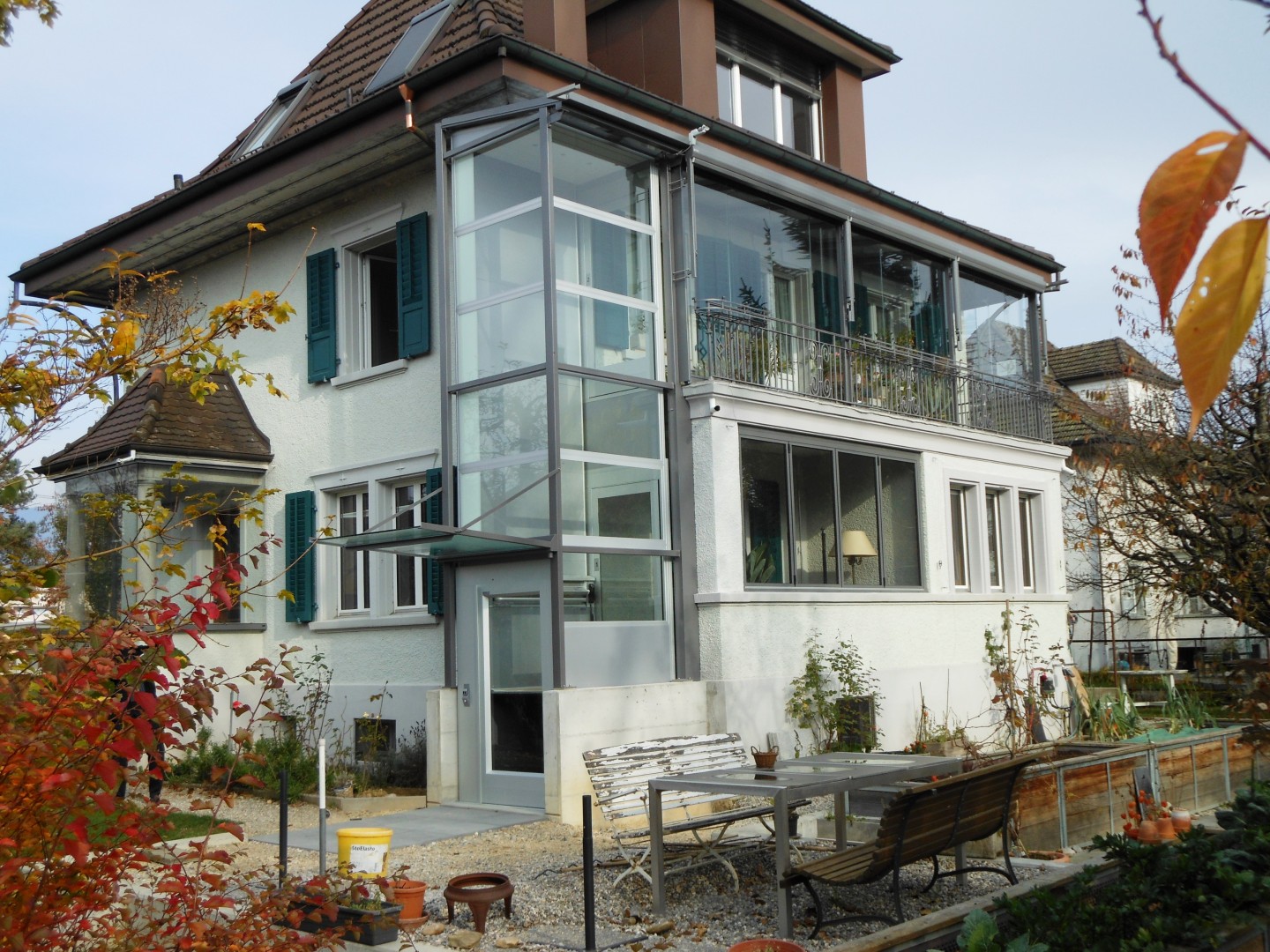 25 Aussenlift nachruesten Glasschacht Einfamilienhaus Aussenlift mit Glasschacht, ohne Unterfahrt und ohne Überfahrt, bei Einfamilienhaus