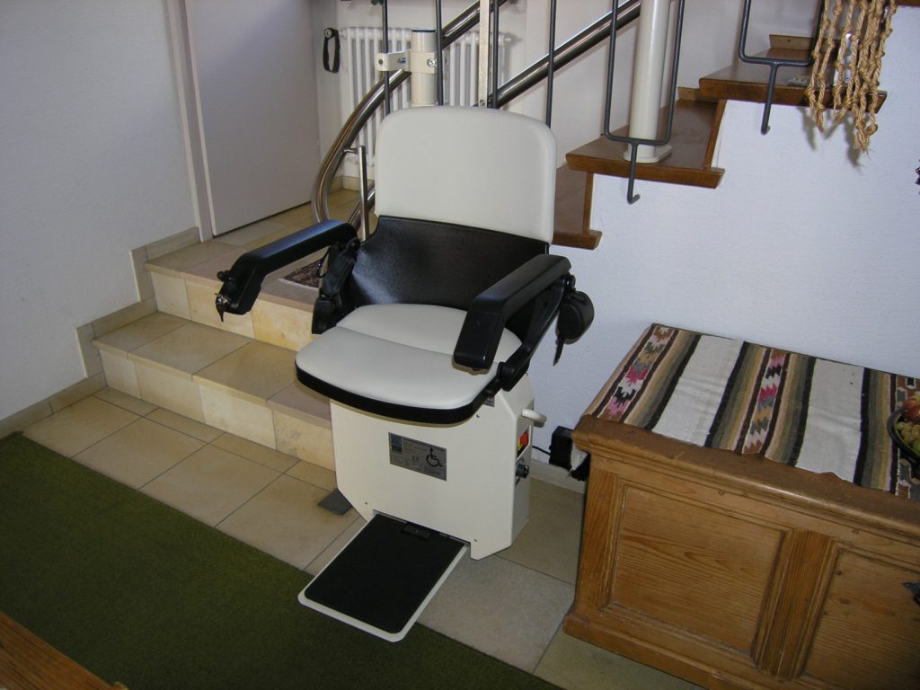 Treppenlift Hiro 160 an unterer Haltestell, nach 180° Kurve