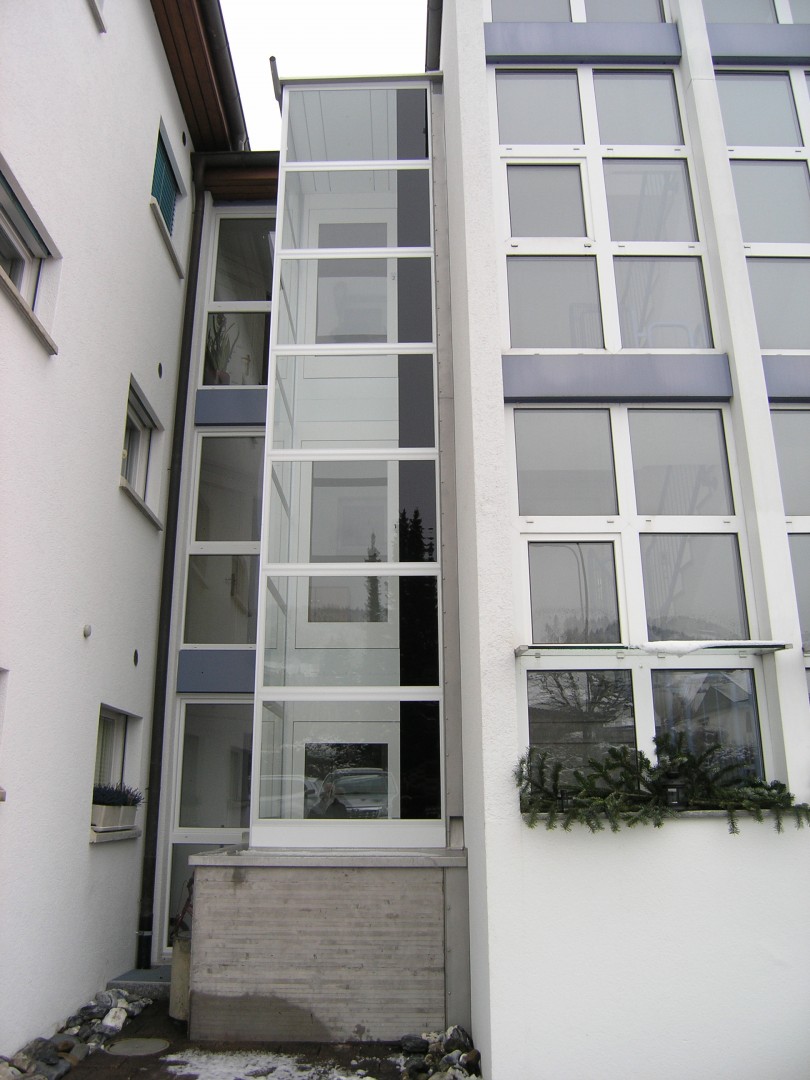 26 Aussenlift nachtraeglicher Anbau Mehrfamilienhaus 4 Etagen Nachträglicher Anbau eines Aussenliftes an Mehrfamilienhaus, über 4 Etagen geführt