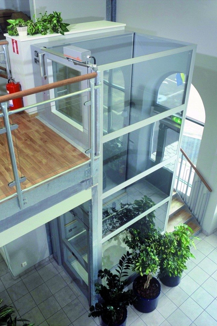 29 Homelift Plattformlift Cibes A5000 innen Einfamilienhaus Schacht Glas Homelift behindertengerecht, nachträglicher Einbau für Rollstuhl in Einfamlienhaus, Liftschacht aus Glas, halbhohe Türe