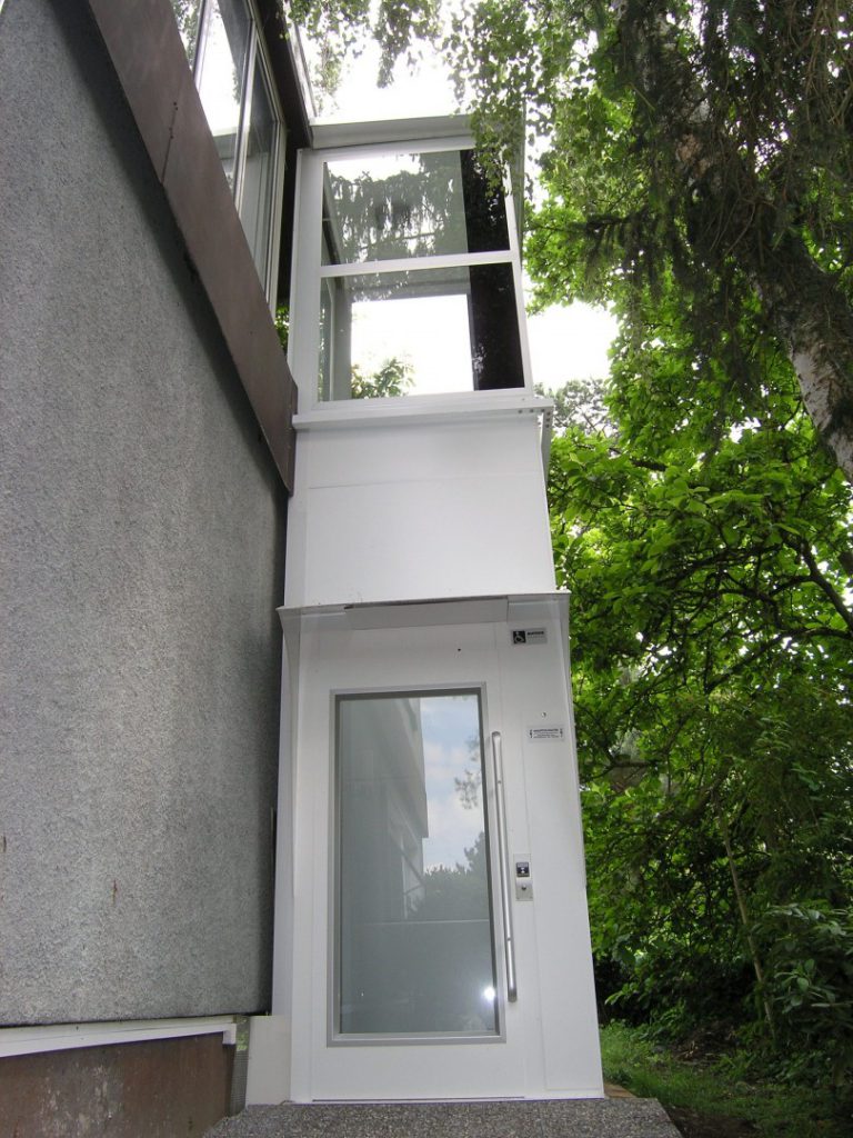 Senkrecht-Auzug Cibes A5000, Aussenbereich, nachträglicher Anbau an EFH, Zugang über Terrasse