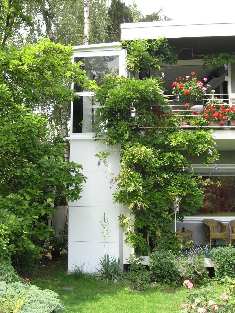 32 Aussenlift nachtraeglicher Anbau EFH Terrasse Aussenlift Cibes A5000, Nachrüstung bei Einfamilienhaus, Zugang über Terrasse, Schacht oben teilweise verglast