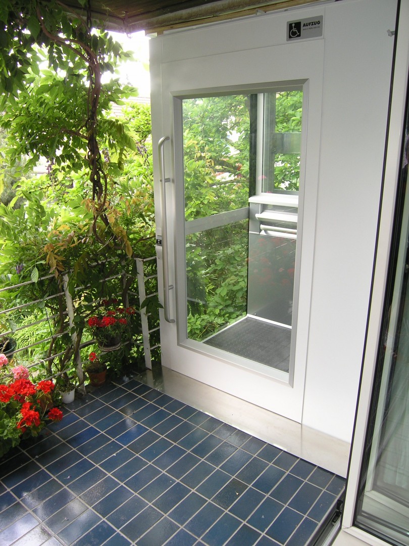 33 Senkrechtlift aussen nachtraeglicher Anbau Einfamilienhaus Senkrechtlift aussen, nachträglicher Anbau an EFH, Zugang über Terrasse, obere Haltestelle