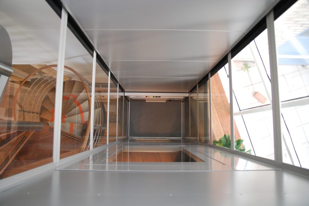 40 Homelift mehrere Etagen Liftschacht verglast Senkrechtlift über mehrere Etagen, Liftschacht verglast, Ansicht von oben