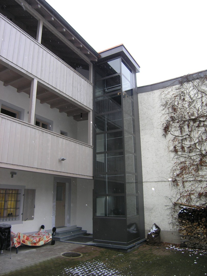41 Liftanbau Blakone Mehrfamilienhaus ohne Unterfahrt Ueberfahrt Liftanbau bei Mehfamilienhaus über 3 Stockwerke, ohne Unterfahrt und ohne Überfahrt, im Aussenbereich