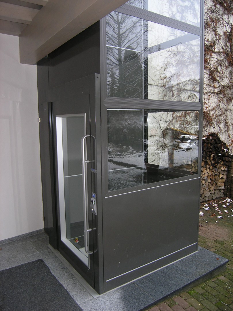42 Aussenlift Nachruestung mehrfamilienhaus Liftschacht Glas Nachrüstung eine Aussenliftes in einem Mehrfamilienhaus, Liftschacht aus Glas