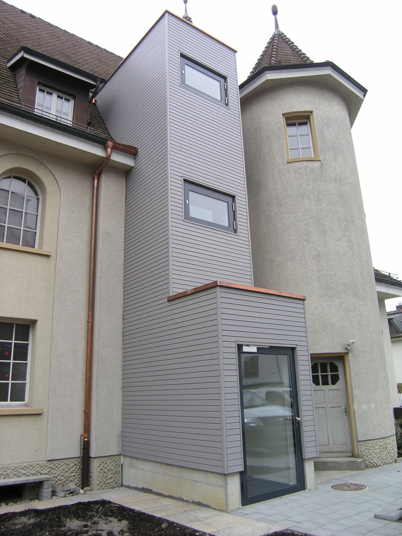 45 Nachtraeglicher Liftanbau Kirche Nachträglicher Anbau eines Aussenliftes an eine Kirche, bauseitige Verkleidung