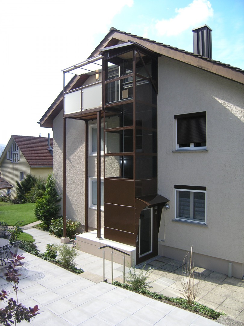 46 Nachtraeglicher Anbau Aussenlift Mehrfamilienhaus Nachträglicher Anbau eines Aussenliftes über 3 Etagen bei Mehrfamilienhaus