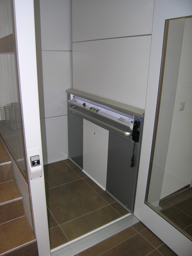50 Senkrechtlift Einfamilienhaus Boden Plattform bauseitig Senkrechtlift im Innenbereich eines Einfamilienhauses, Nachrüstung mit bauseitigem Plattformboden