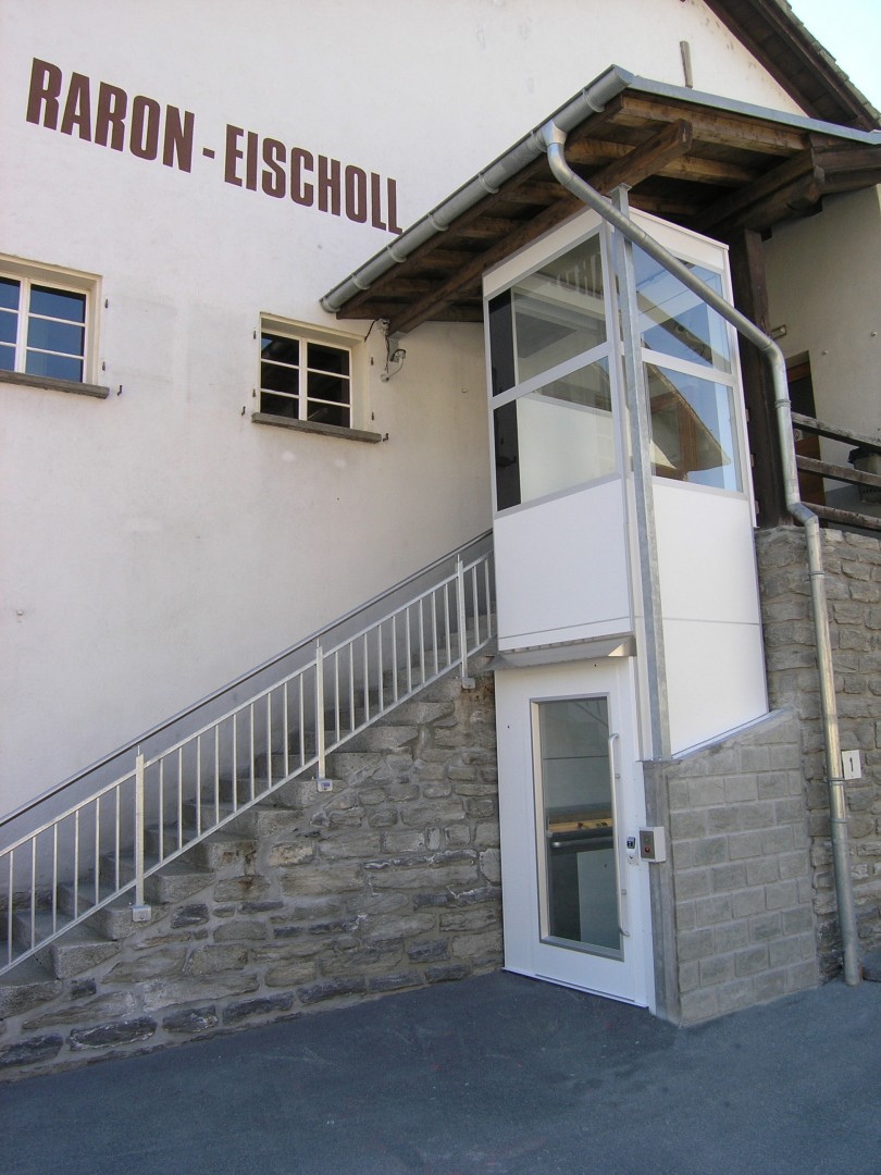 51 Aussenlift behindertengerecht Rollstuhl Seilbahnstation Behindertengerechter Aussenlift für Personen im Rollstuhl, Zugang zu einer Seilbahnstation