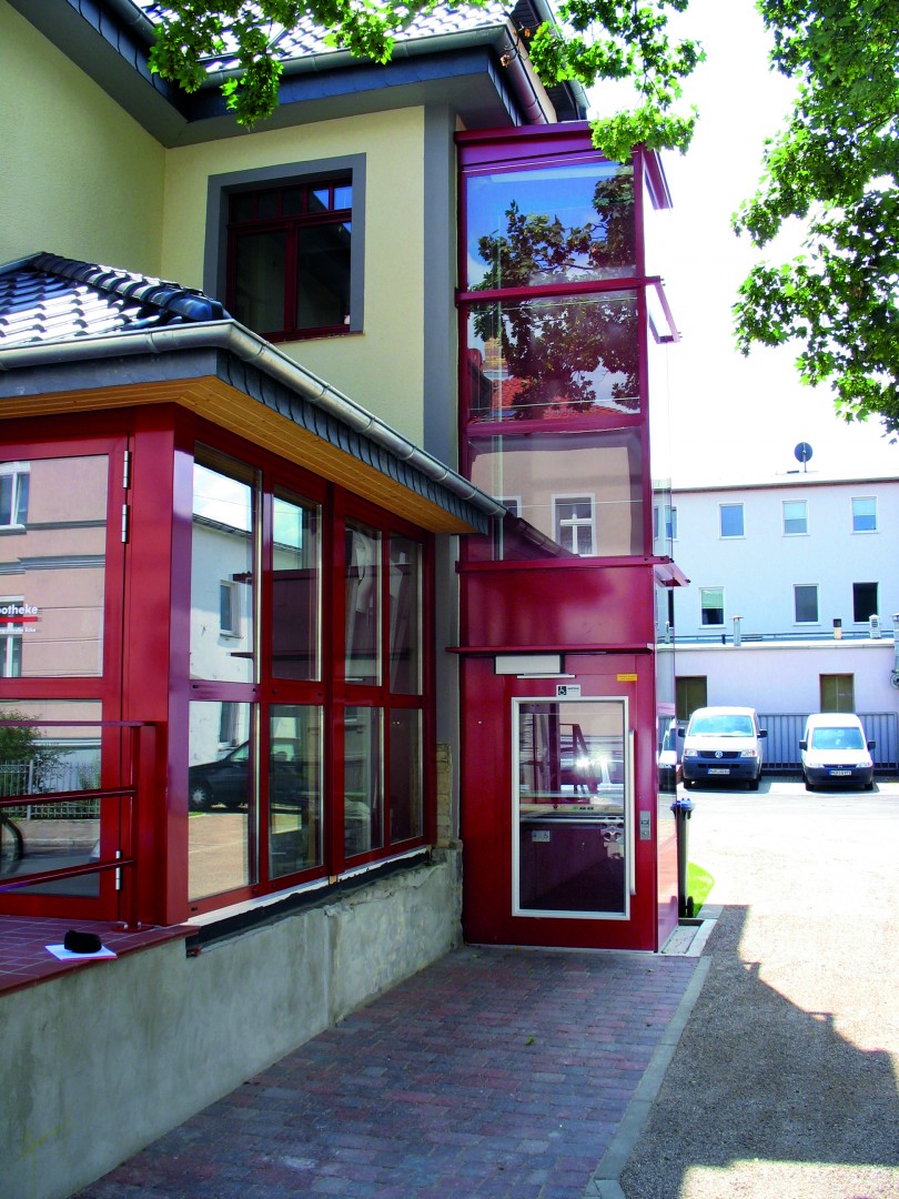 52 Senkrechtlift aussen behindertengerecht Anbau Mehrfamilienhaus Senkrechtplattformaufzug aussen, nachträglicher Anbau an Mehrfamilienhaus, Zugänge übers Eck