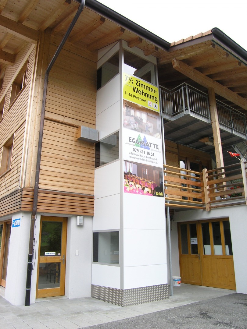 53 Aussenlift Rollstuhl behindertengerecht Ferienhaus Behindertengerechter Senkrechtlift aussen für Personen im Rollstuhl, Nachrüstung in mehrstöckigem Ferienhaus