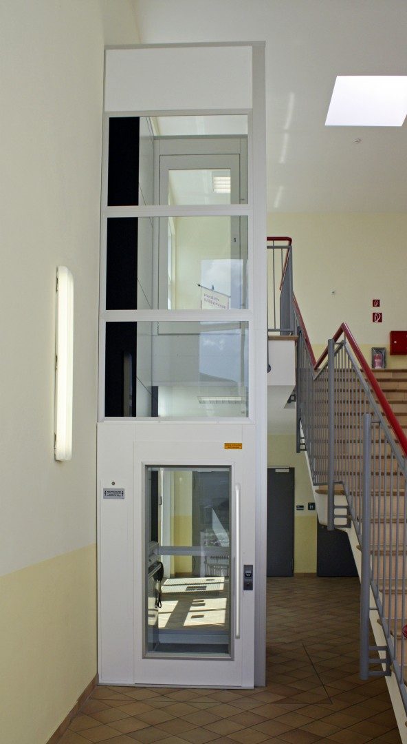 59 Fahrstuhl ohne Unterfahrt Ueberfahrt Schulhaus Fahrstuhl ohne Unterfahrt und ohne Überfahrt in einem Schulhaus