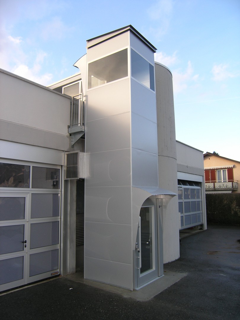 61 Aussenlift Dachterrasse 1 Stockwerk Aussenlift über 1 Stockwerk, mit Zugang auf Dachterrasse, Abschlussdach über dem Aufzug