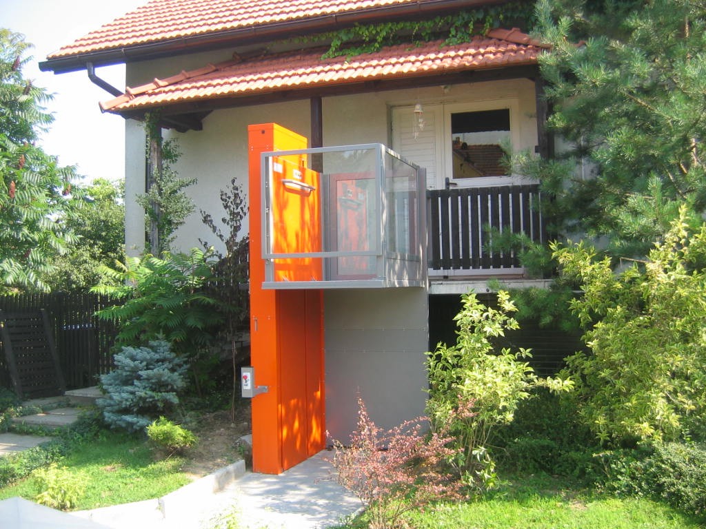 01 Hebebuehne Alpin Z300 Rollstuhl aussen Einfamilienhaus Zugang Balkon Hebebühne Alpin Z300 im Aussenbereich, Zugang für Rollstuhlfahrer über Balkon
