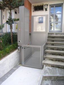 Hebelift für Rollstuhl Alpin Z300 bei Einfamilienhaus aussen, untere Haltestelle, Türe geschlossen