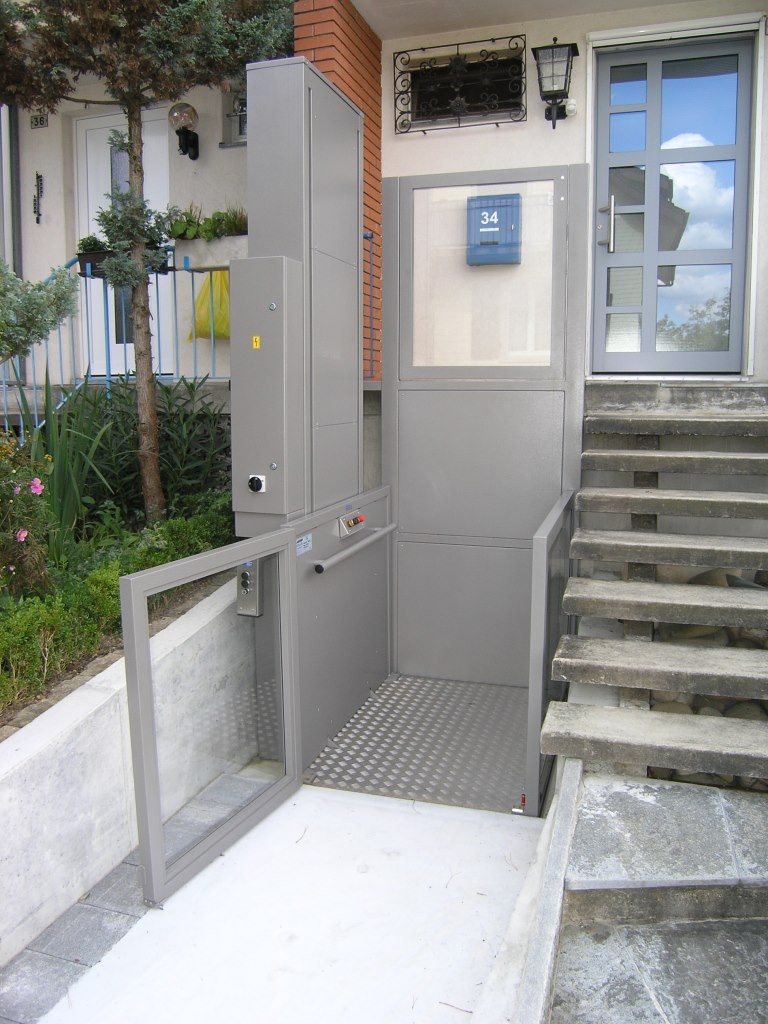 03 Hublift Alpin Z300 aussen Rollstuhl Einfamilienhaus 3m Hublift im Aussenbereich, Alpin Z300, rollstuhlgängiger Zugang, untere Haltestelle, Türe offen