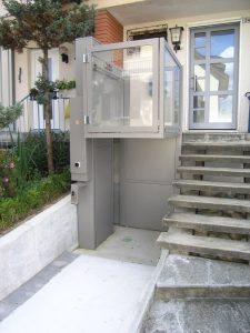 Hebebühne für Rollstuhl Alpin Z300, Aussenbereich bei EFH, im oberen Halt stehend