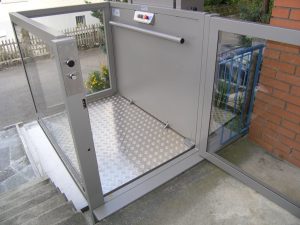 Hublift Alpin Z300 für Rollstuhl, aussen, obere Haltestelle Türe offen
