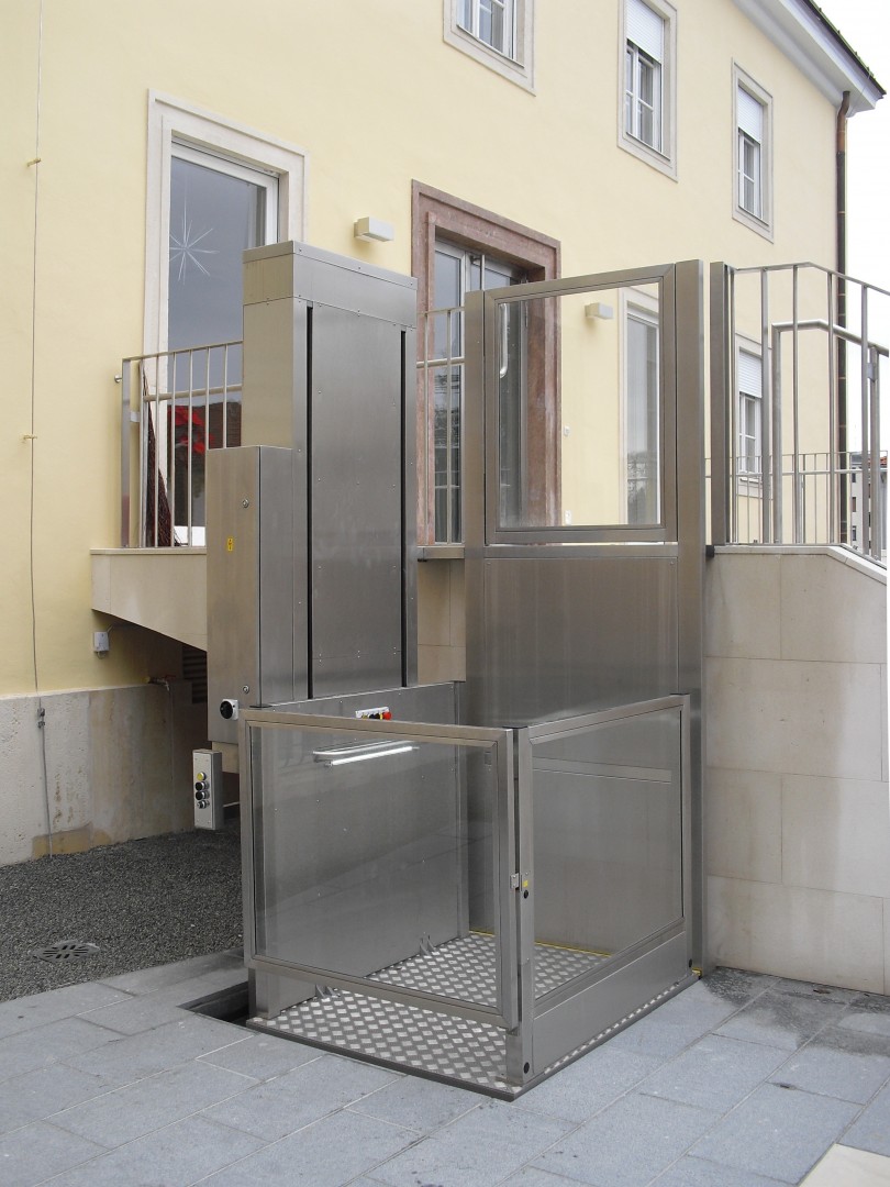 08 Hebelift Rollstuhl aussen oeffentliches Gebaeude Hebelift im Aussenbereich, Zugang zu Treppenpodest, öffentliches Gebäude