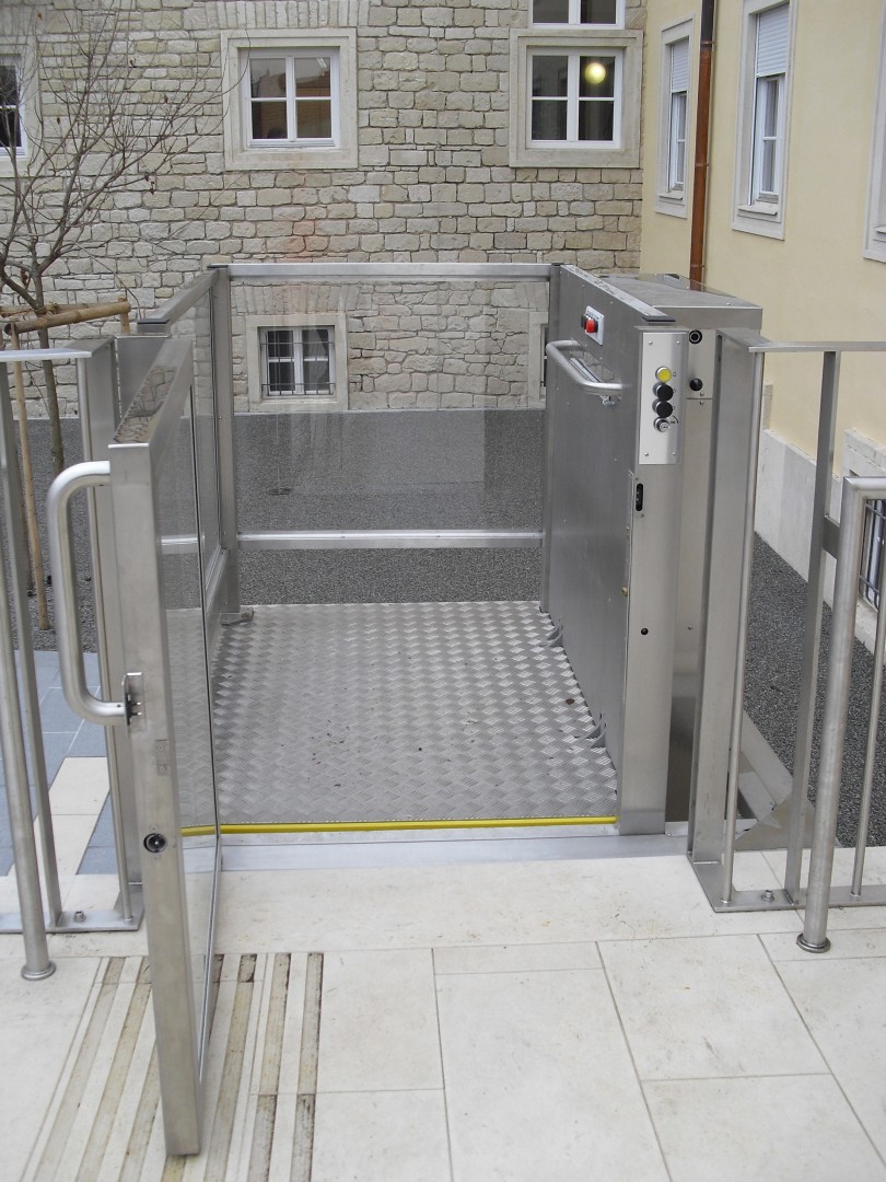 10 Hebebuehne Alpin Z300 Rollstuhl aussen Geschaeftshaus Hebebühne für Rollstuhl Alpin Z300 aussen, Zugang zu Treppenpodest bei öffentlichem Gebäude