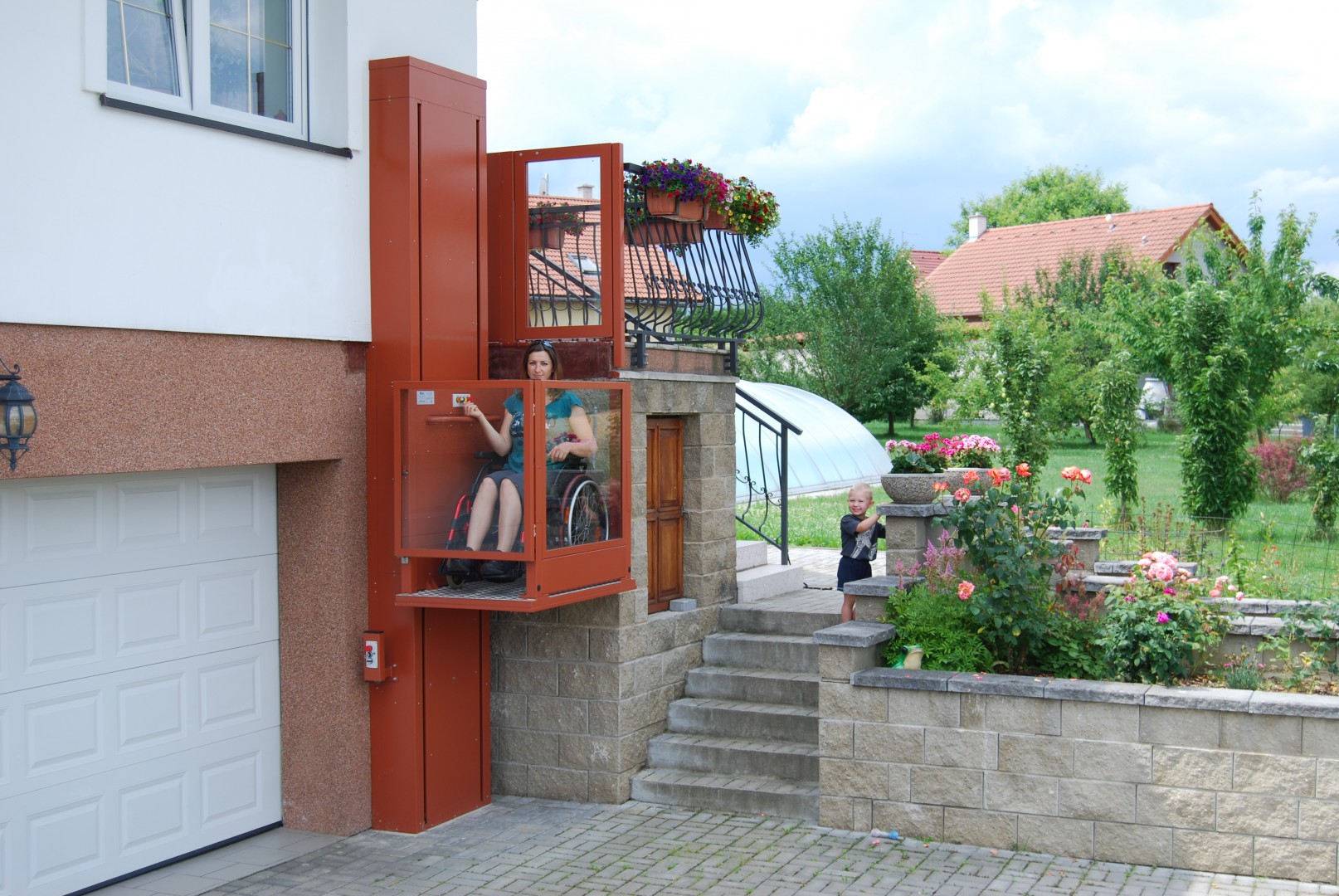 11 Hublift Rollstuhl bis 3m aussen Balkon EFH Rollstuhl-Hublift Alpin Z300, im Aussenbereich bei Einfamilienhaus, Sonderanfertigung auf Balkon hoch