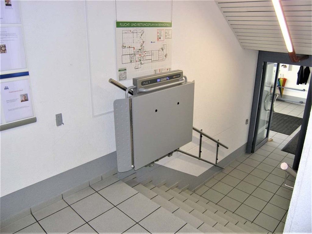 Schritt 6: Der Rollstuhllift in der oberen Warteposition, komplett geschlossen für minimalen Platzbedarf.