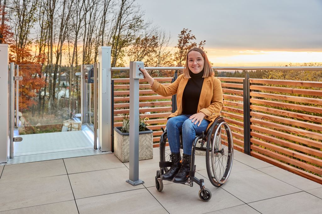 03 Kabelloser Funktaster für Bestellung des Liftes Der Lift kann mittels eines kabellosen Funktasters jederzeit an die gewünschte Haltestelle gerufen werden