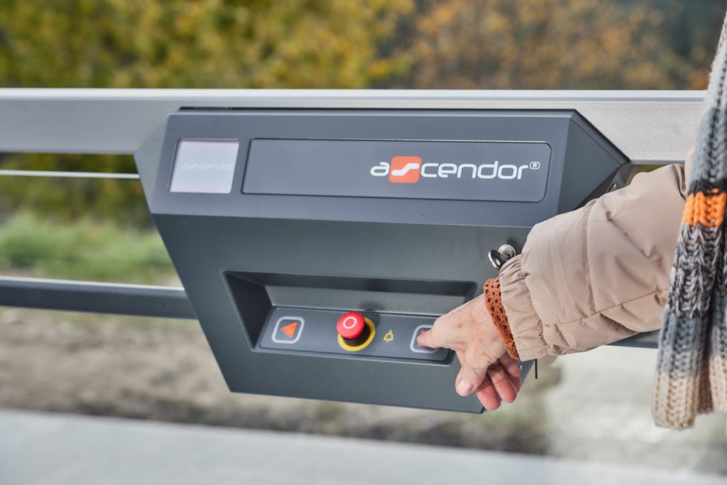 04 Una Porte einfach zu bedienen mit Notfallabsenkung Der Una Porte ist sehr einfach zu bedienen und verfügt über eine Notfallabsenkung, falls es zu einem Stromausfall kommen sollte