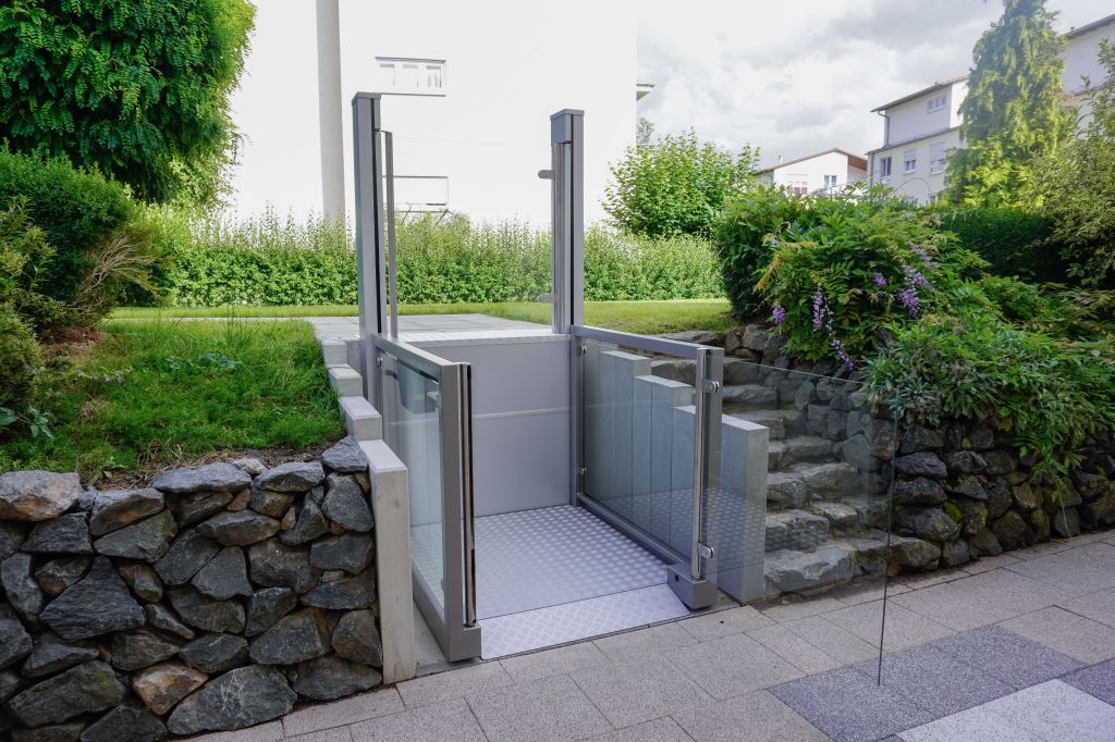 06 Rollstuhl Hebebuehne Una Porte behindertengerechter Zugang Garten Hier wurde der Una Porte zur behindertengerechten Erschliessung des Gartens eingesetzt