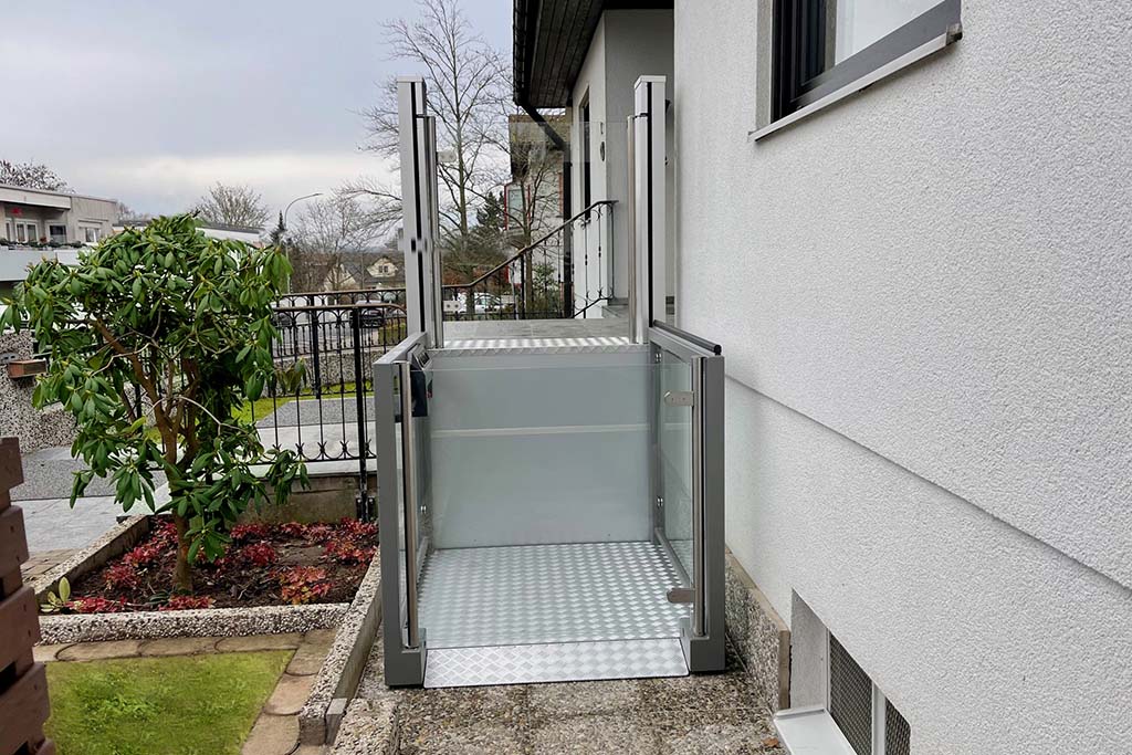 09 Installation des Rollstuhl Hubliftes ohne bauliche Massnahmen Der Rollstuhl-Hebelift konnte ohne grössere bauliche Massnahmen installiert werden