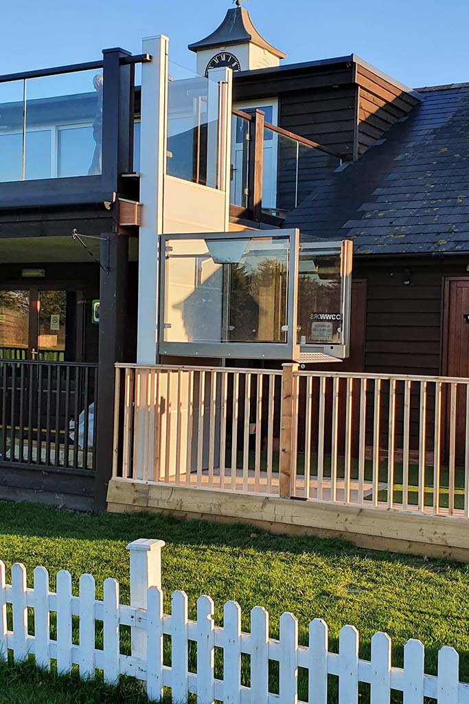 11 Una Porte Rollstuhl Hebebuehne aussen bei Mehrfamilienhaus Hier wurde der Una Porte bei einem Mehrfamilienhaus eingesetzt