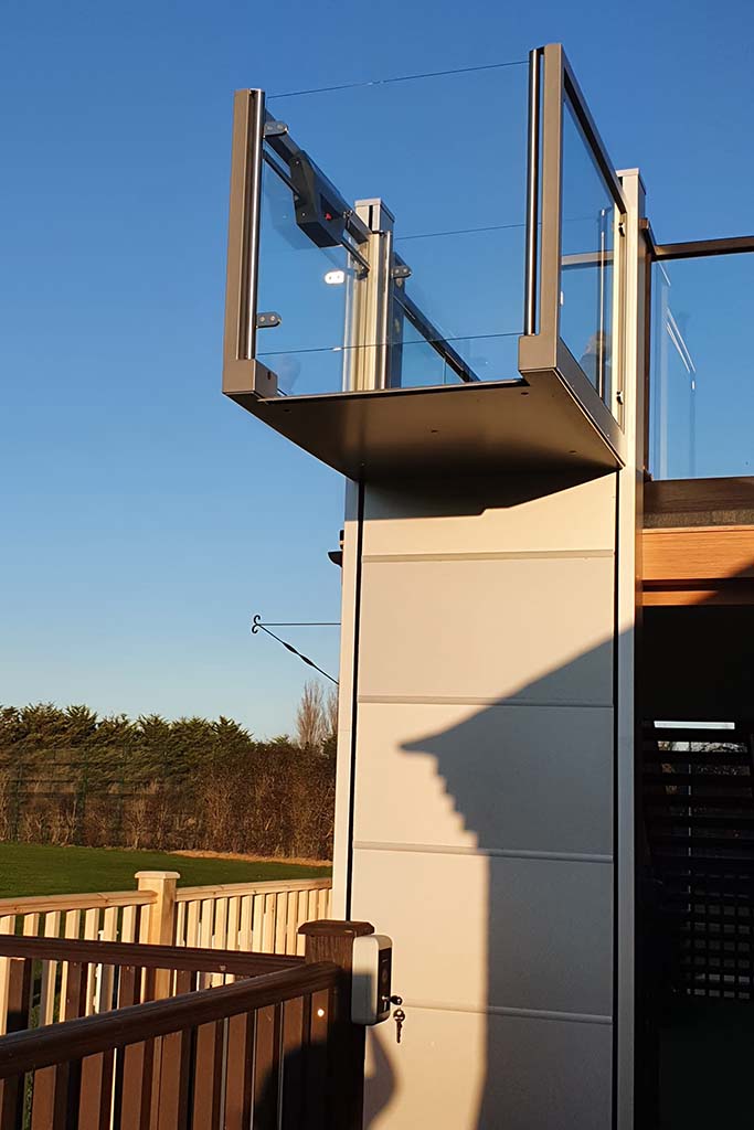 12 Zugang zur oberen Etage ueber die Terrasse des MFH Der barrierefreie Zugang zur oberen Wohnung wird über deren Terrasse hergestellt