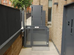 Rollstuhl Hublift Alpin Z300 mit Rampe für seitliche Einfahrt