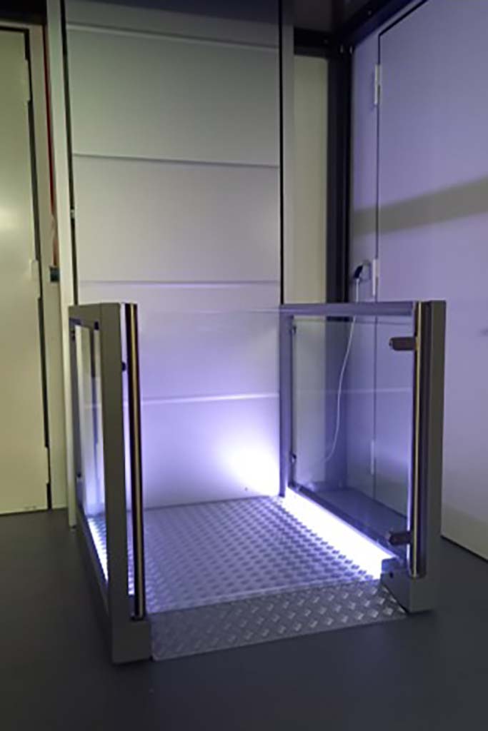 13 Una Porte Rollstuhl Hebebuehne im Innenbereich mit integrierter LED Beleuchtung Hier sehen Sie ein Beispiel des Una Porte im Innenbereich mit integrierter LED Beleuchtung