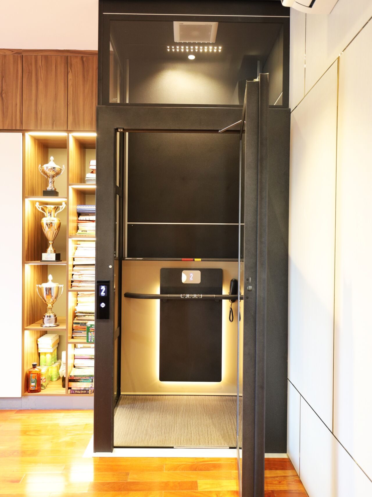 homelift cibes air privathaus modernes design Ein Einblick in das beleuchtete und belüftetete Innenleben des Plattformliftes bei offener Türe