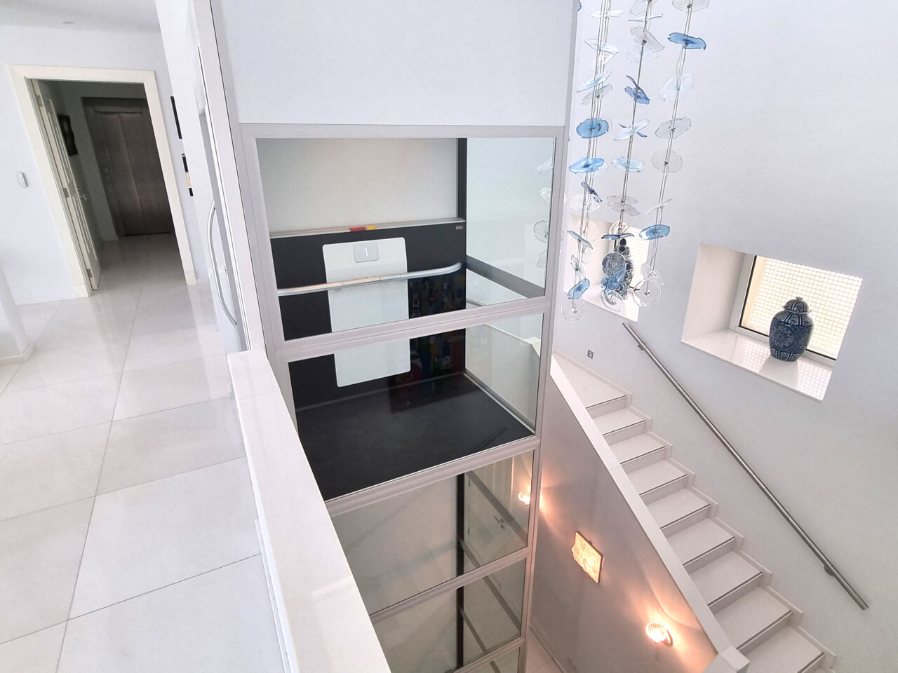 luxus haus lift cibes air neubau treppenauge Er wurde ins Treppenauge integriert und farblich auf die Umgebung abgestimmt